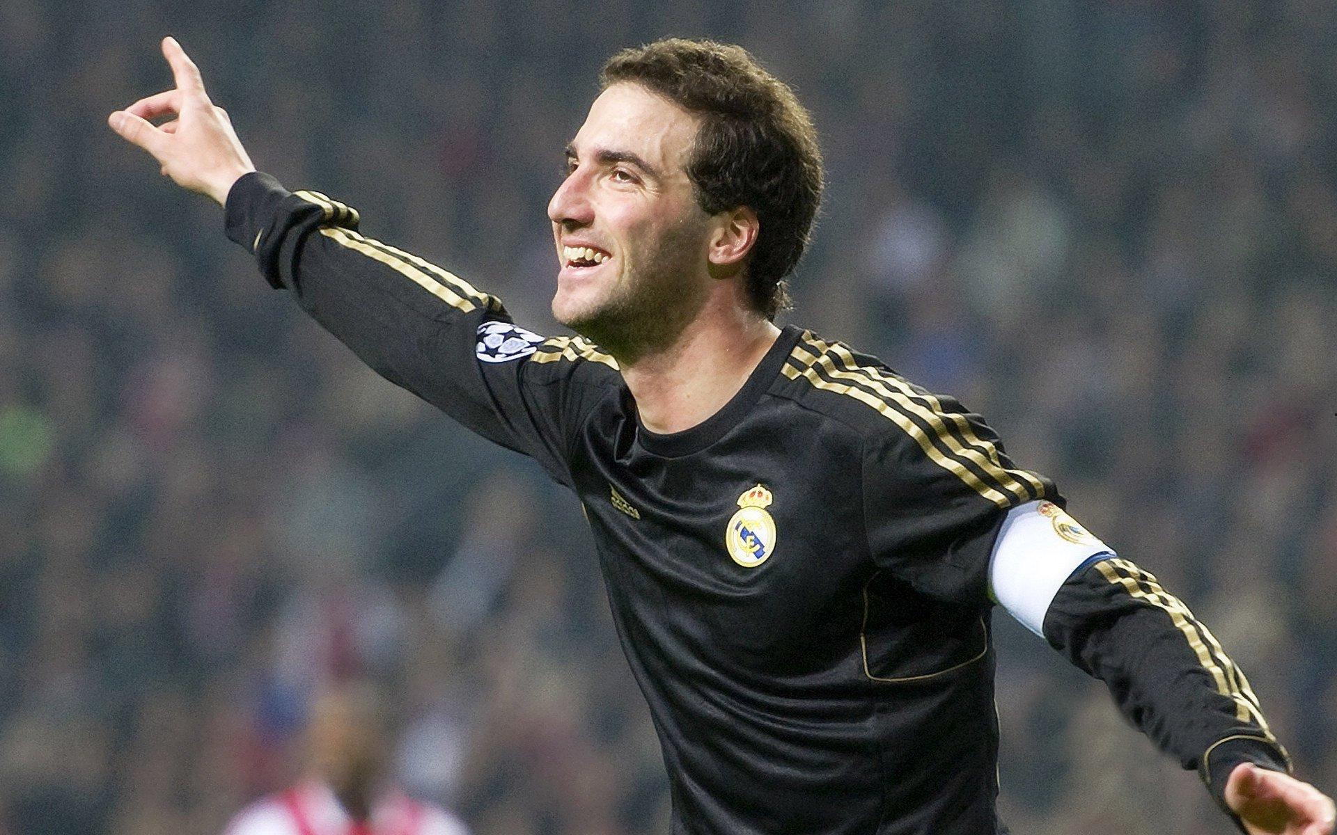 巴黎没有的甜蜜：糖果盒数万球迷齐声高喊梅西名字